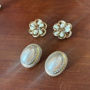Lot of beautiful vintage gold tone statement clip on earrings faux pearls